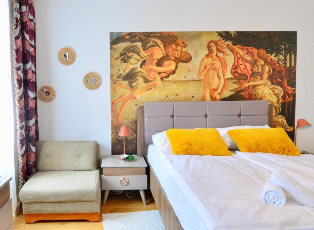 Vintage With Balcony And Parking Ii * Viena