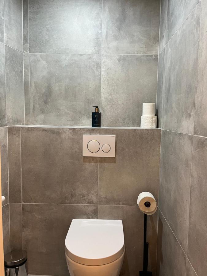 A&a Living - Best Location In !!! Apartment *