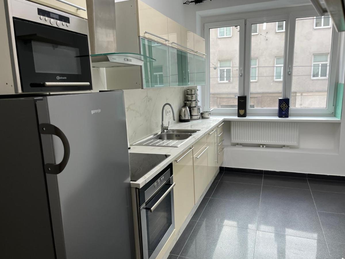 Apartment A&a Living - Best Location In !!! *