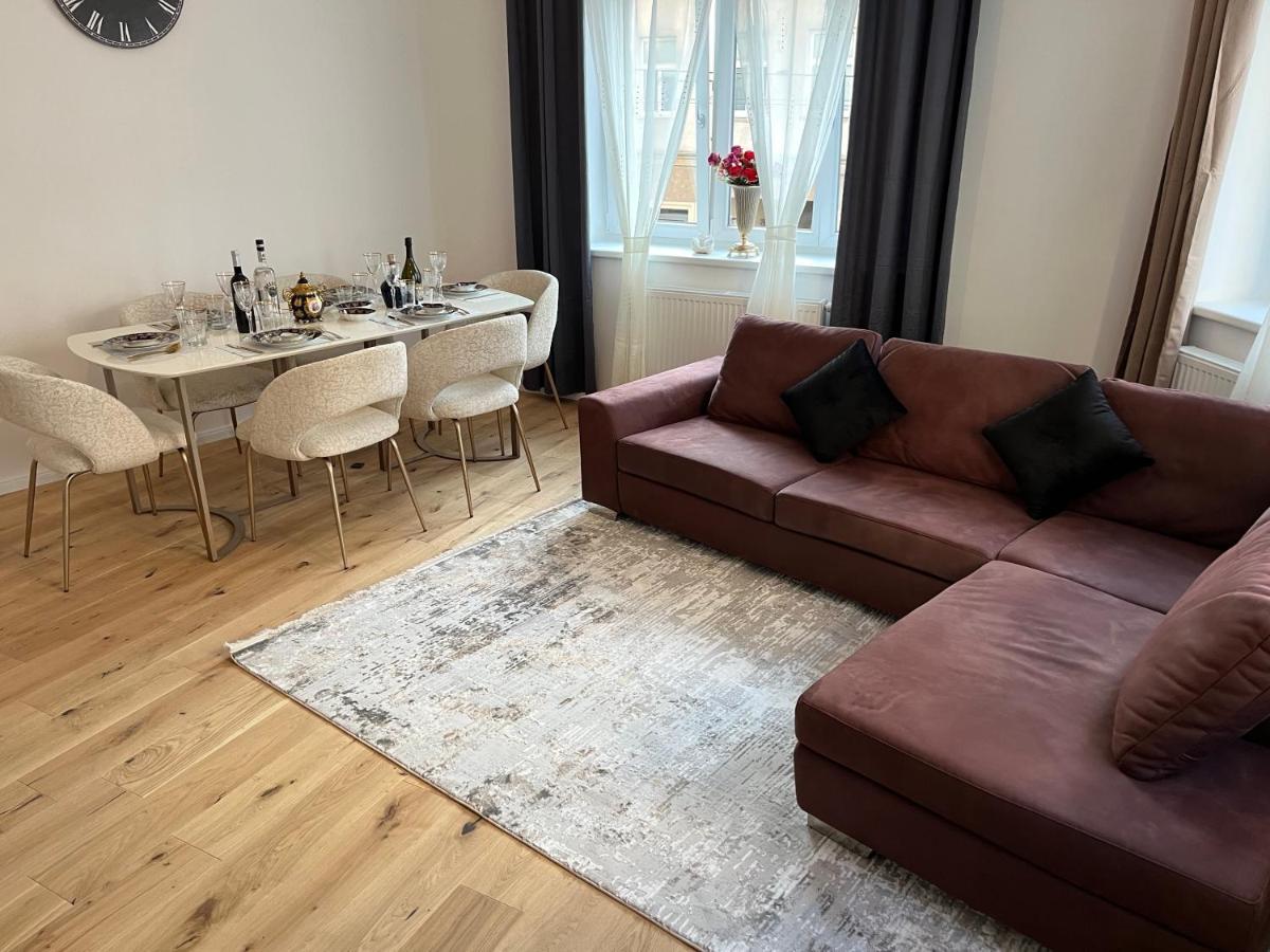 A&a Living - Best Location In !!! Apartment *