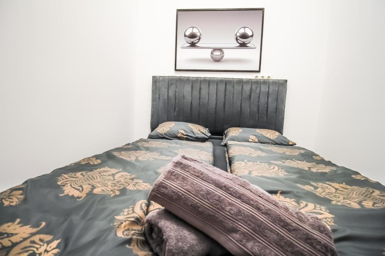 Xx Family In Praterstern Area Dw3 * Wien