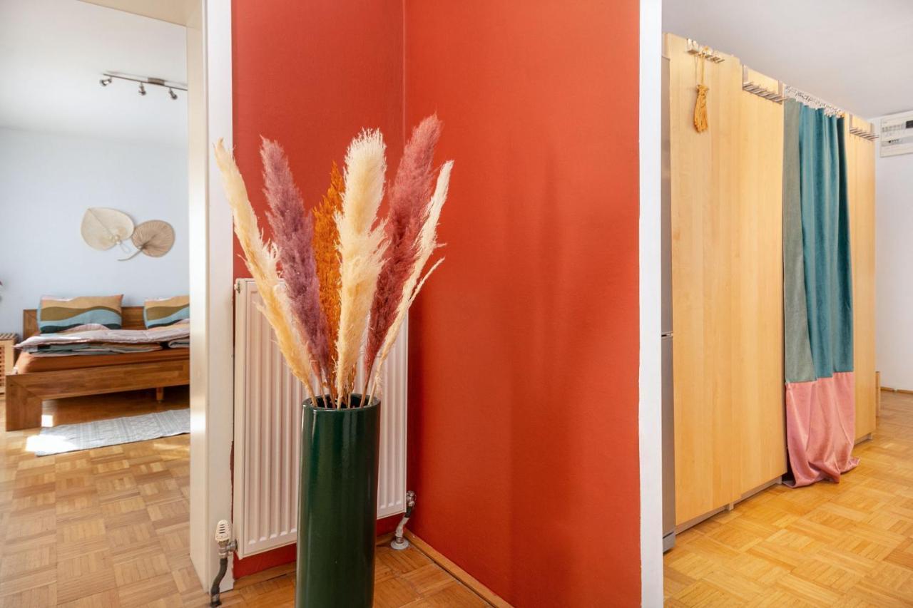 - Balkon - Workspace - Waschmaschine - U2 & U4 Viena