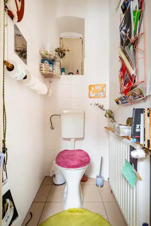 Fro-media - Streetside 2 - Community Space Homestay *