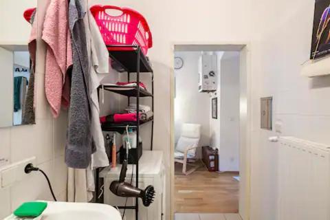 Fro-media - Streetside 2 - Community Space Homestay Vienna
