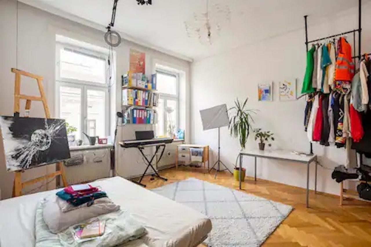 Homestay Fro-media - Streetside 2 - Community Space *