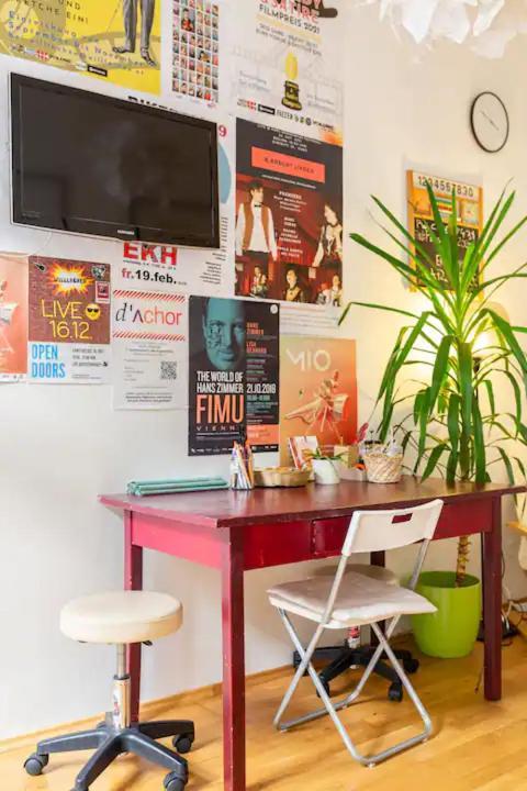 Fro-media - Streetside 2 - Community Space Homestay