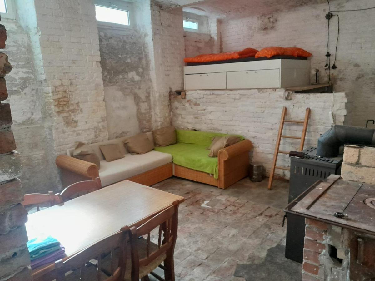 Hip Center Basement Studio Apartment *