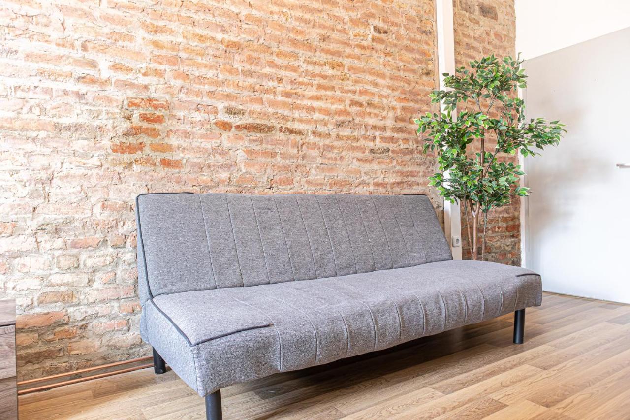 Stunning 2br Comfortable Design/great Location Apartment *