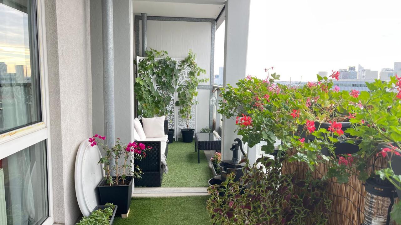 Apartment Stunning Panoramic Views At International Center: Steps Away From Un *