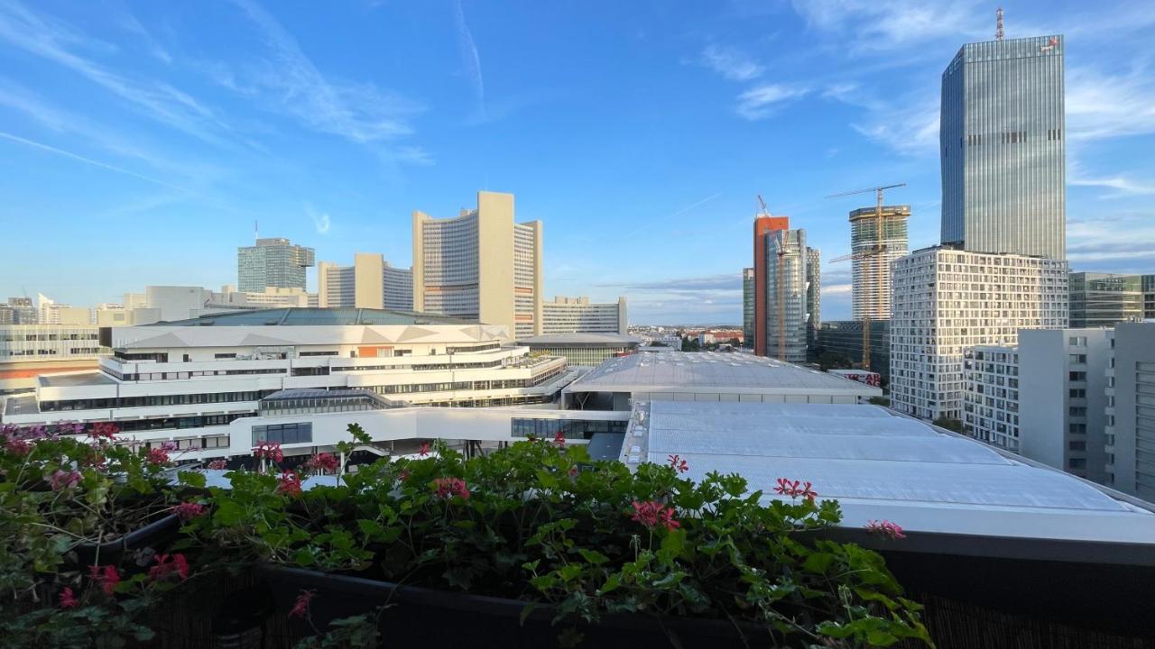 Stunning Panoramic Views At International Center: Steps Away From Un Apartment *