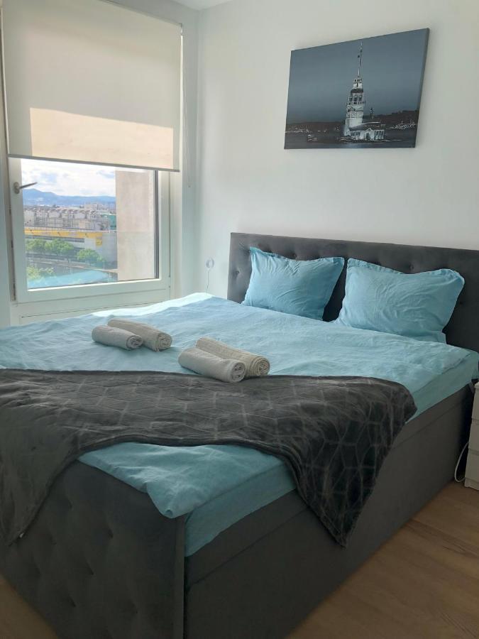 Restify10 - Skyline View - Fitness - Garge - Modern *