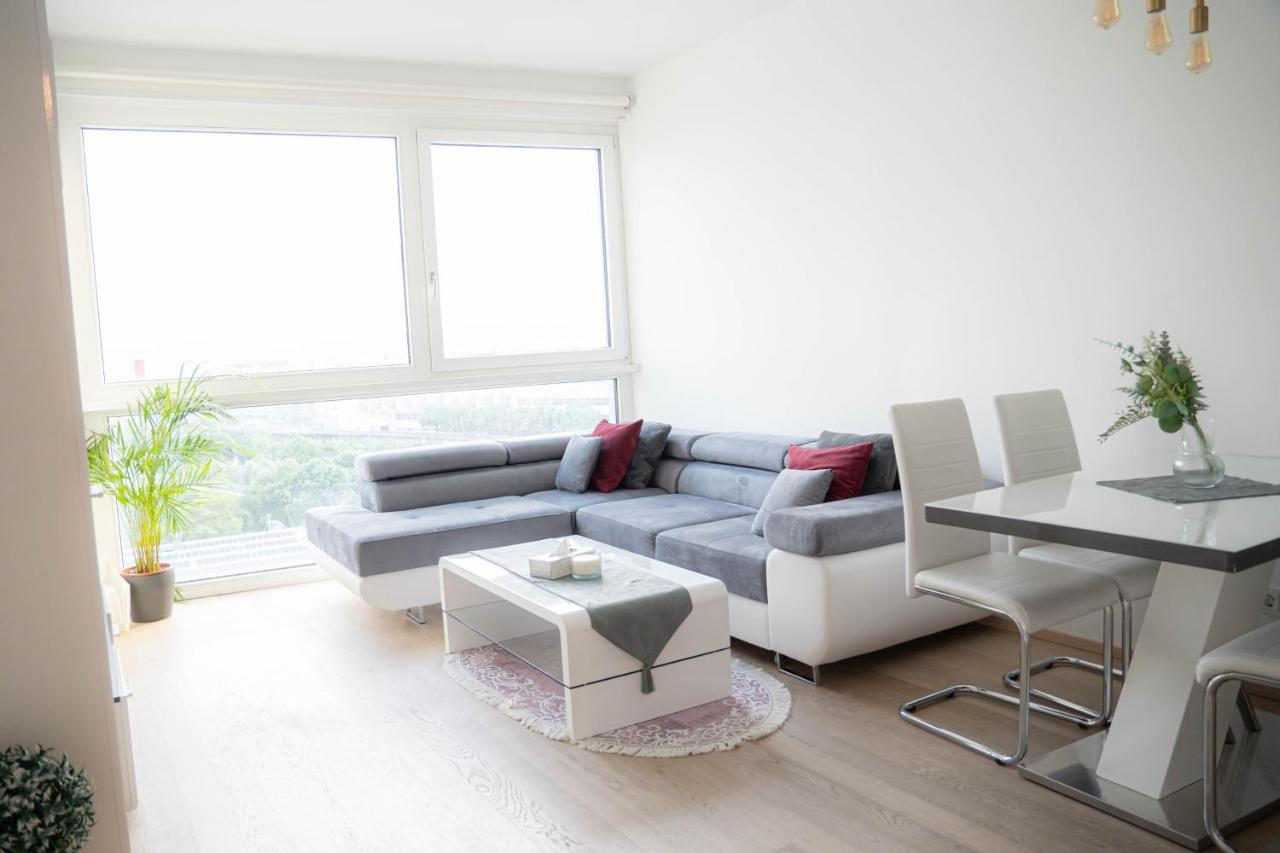 Restify10 - Skyline View - Fitness - Garge - Modern Apartment