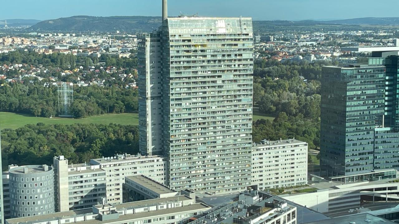 Stunning Panoramic Views At International Center: Steps Away From Un Apartment *