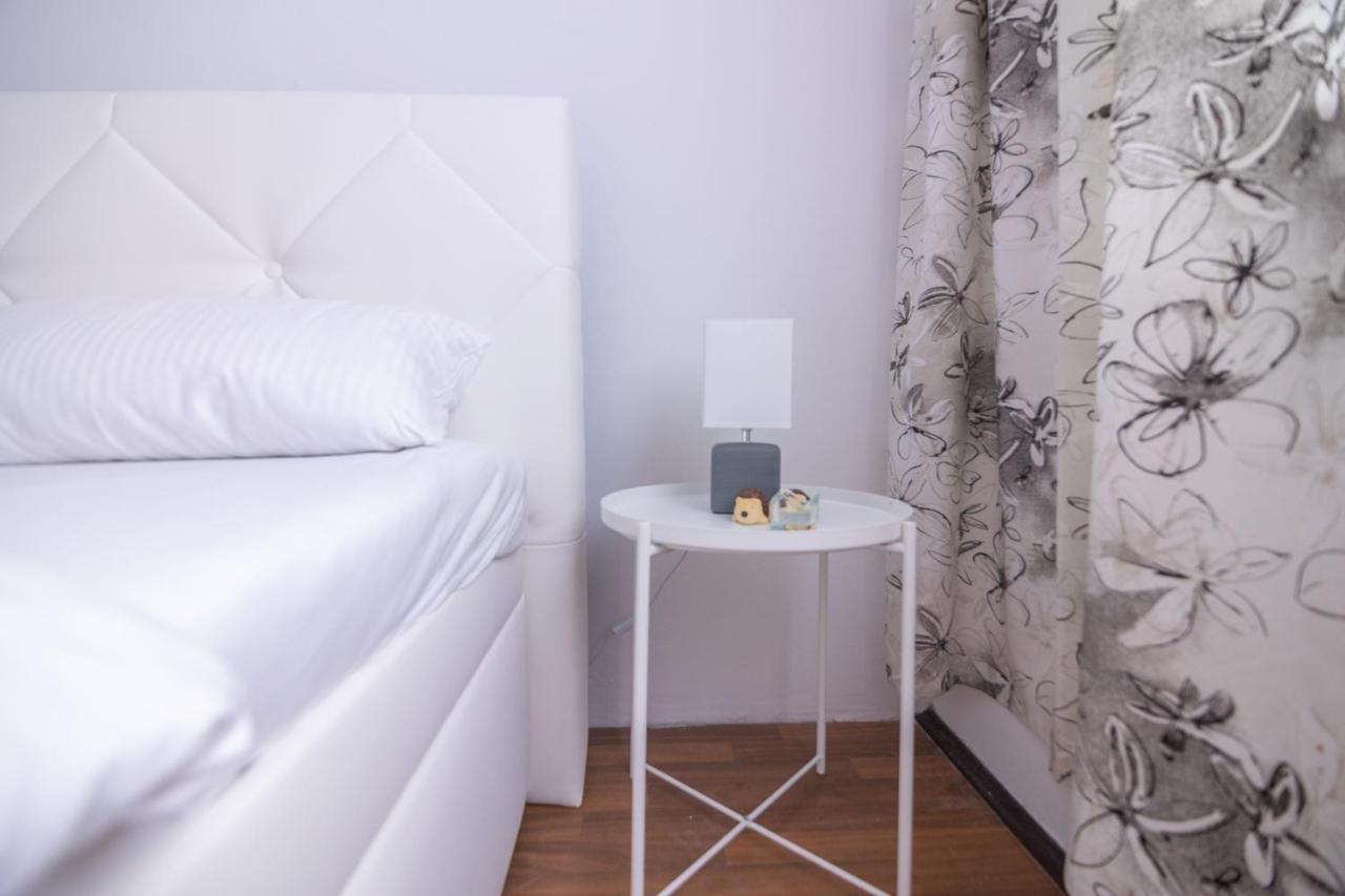 Southern Living By Jr City - Visit & Shop In Vosendorf Apartment Vienna