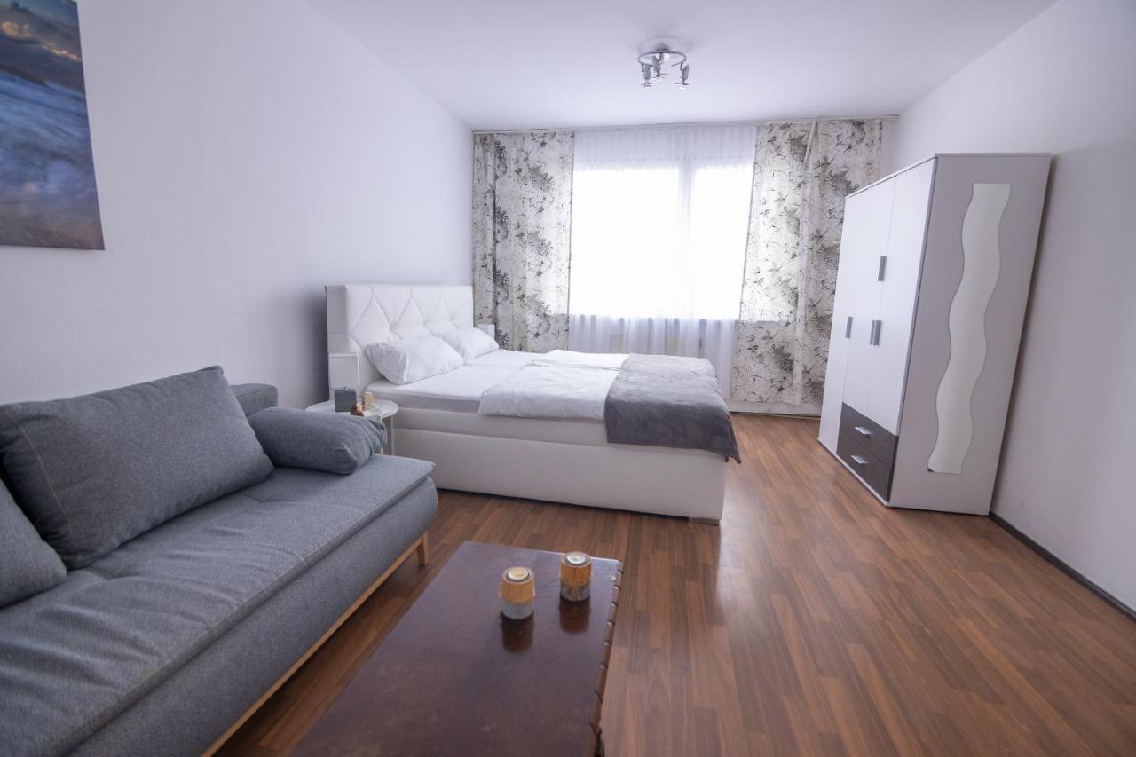 Southern Living By Jr City - Visit & Shop In Vosendorf Apartment *