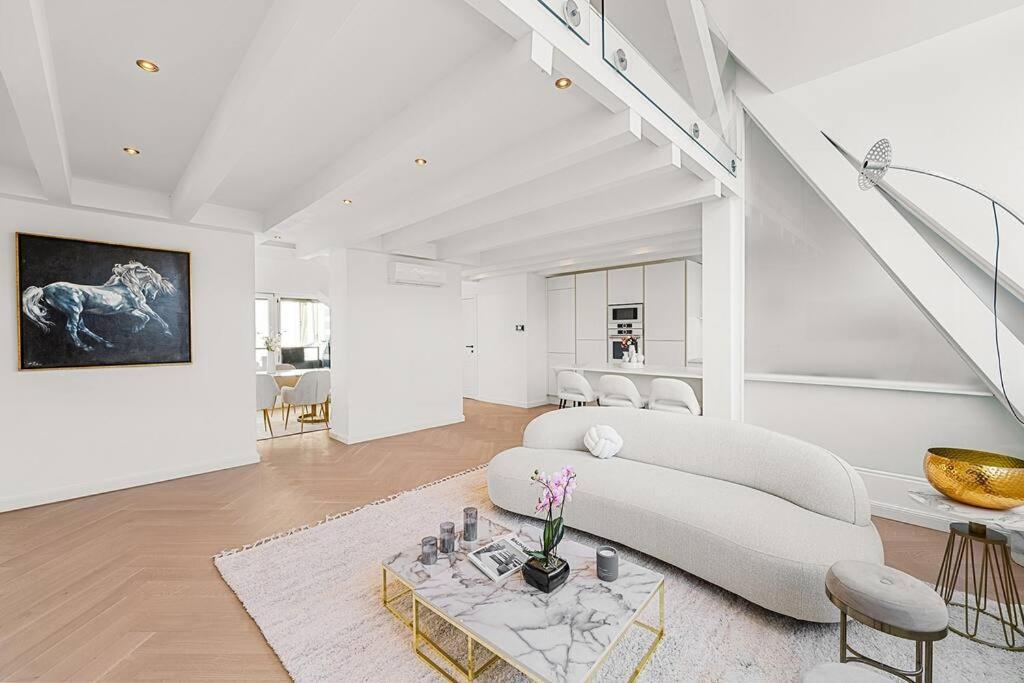 Designer Penthouse With Balcony Apartment *