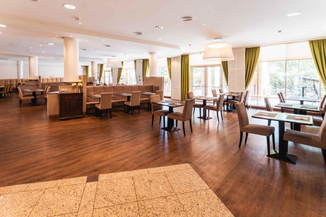 Plaza Premium 4*