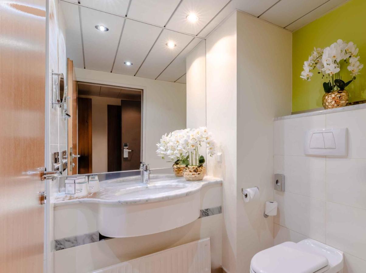 Plaza Premium 4*