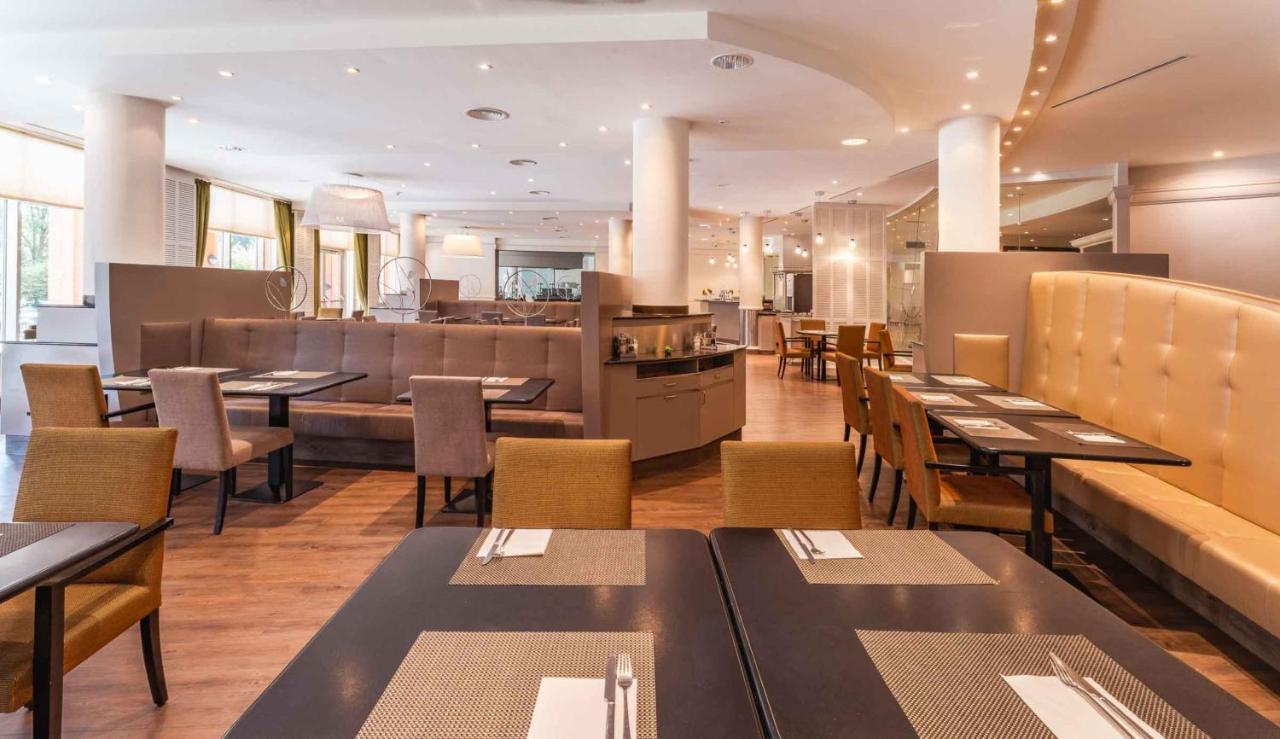 Plaza Premium 4*