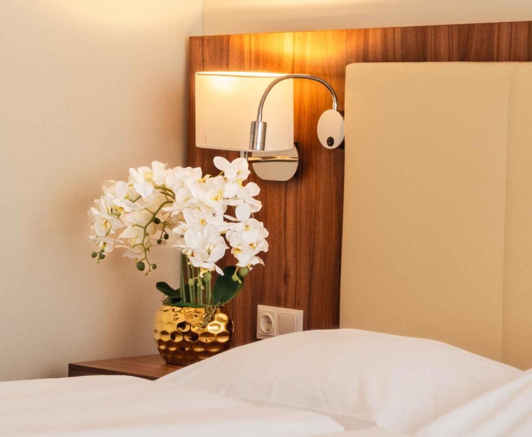 Plaza Premium 4*