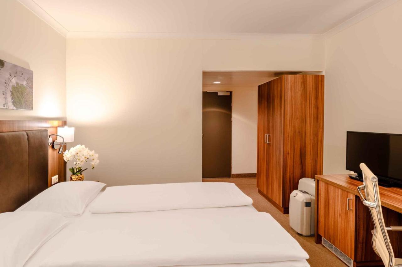 Plaza Premium 4* Vienna