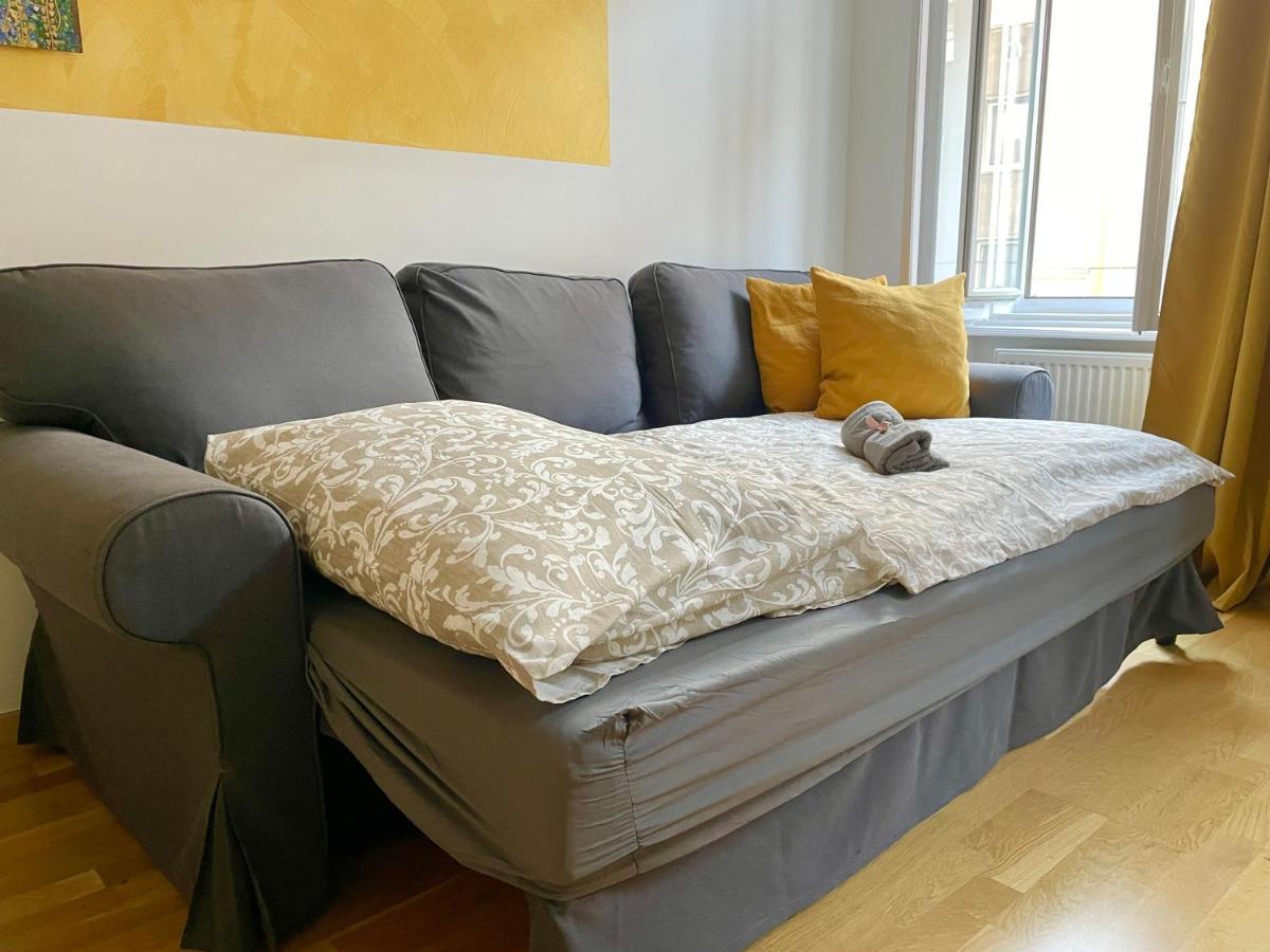 Spacious - 15 Min To Center Apartment *