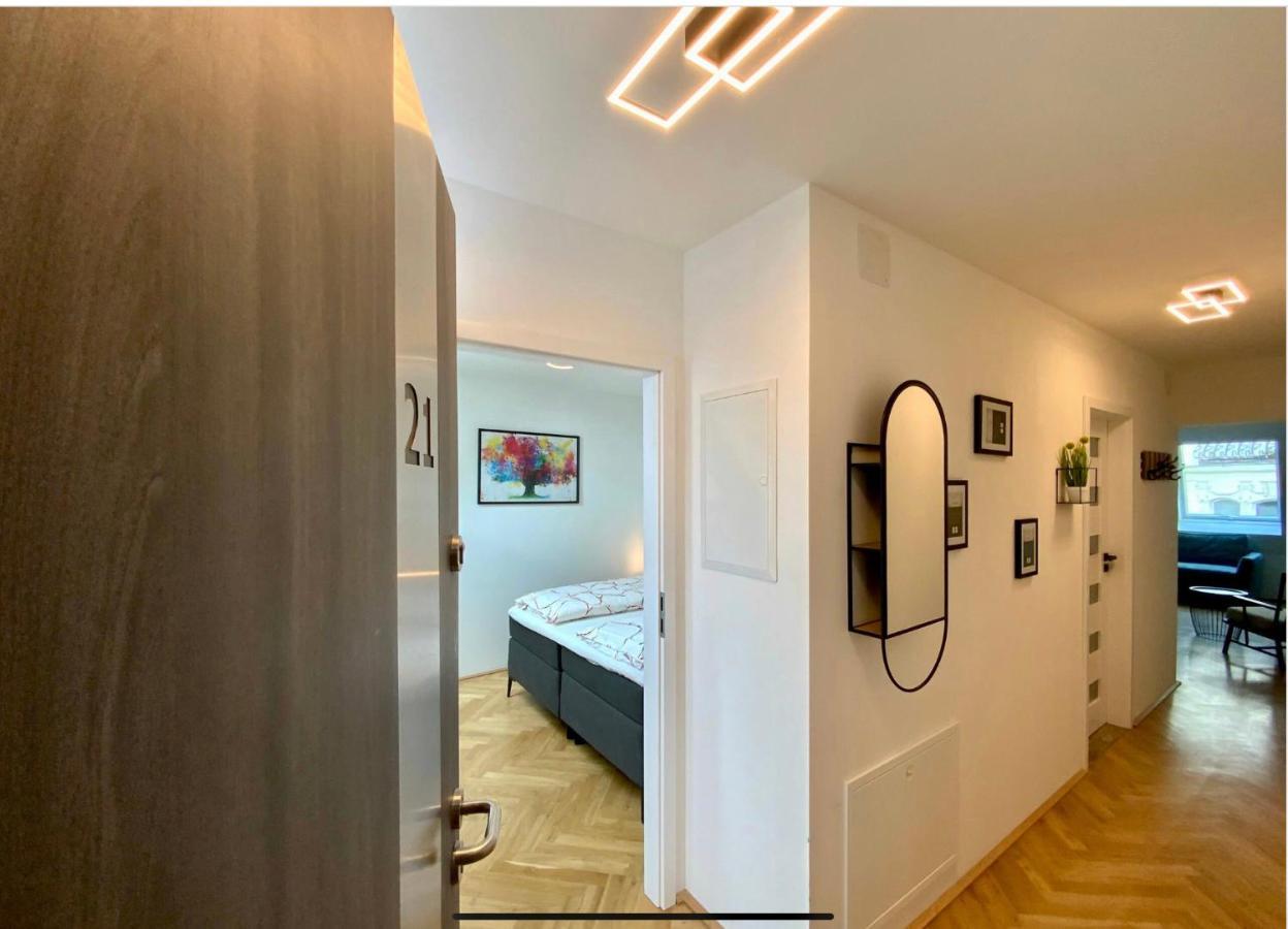 Freshly Renovated In Trendy Area L Hg21 Apartment *