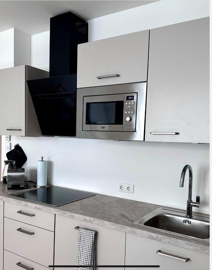Freshly Renovated In Trendy Area L Hg21 Apartment