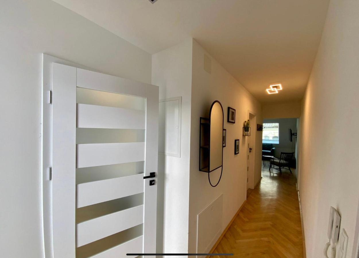 Apartment Freshly Renovated In Trendy Area L Hg21 *