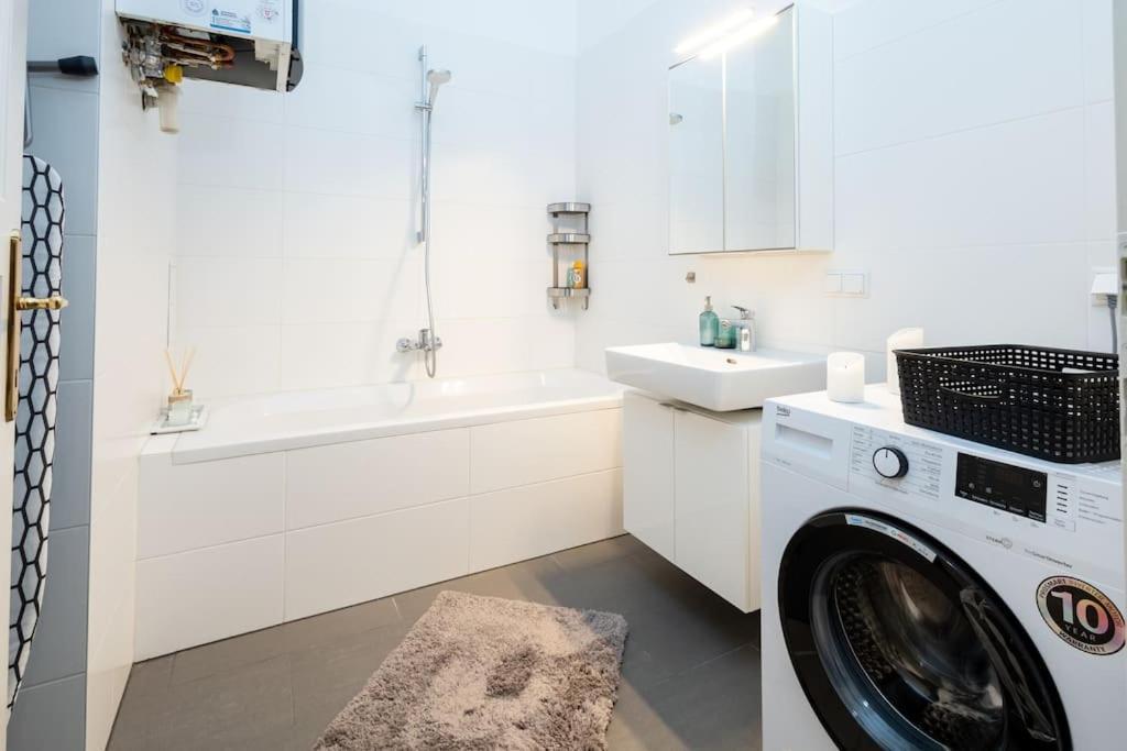 Orestaliving - Spacious 2br On The Danube Canal Apartment Vienna