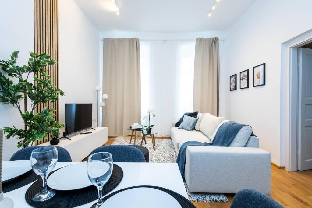 Orestaliving - Spacious 2br On The Danube Canal Apartment *
