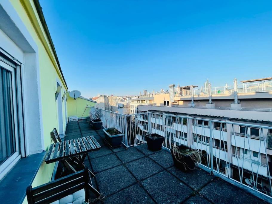 Cosy Flat With Huge Terrasse! Long Or Shortterm Wien