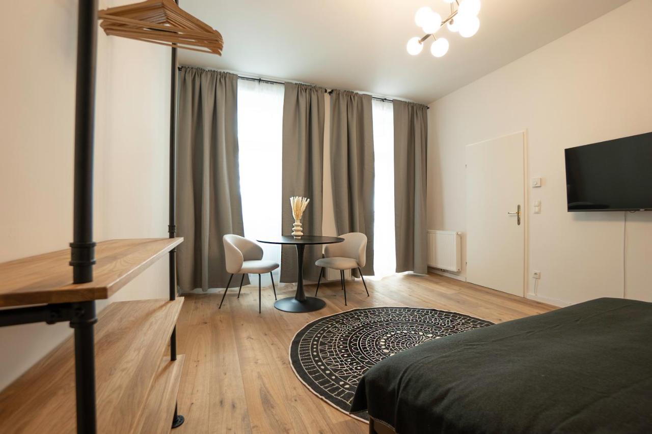 Modern With A Balcony Near Belvedere Apartment *