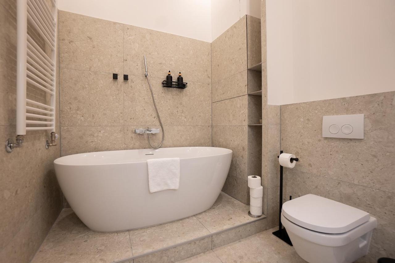Brand-new 2-room With A King Size Bed Apartment