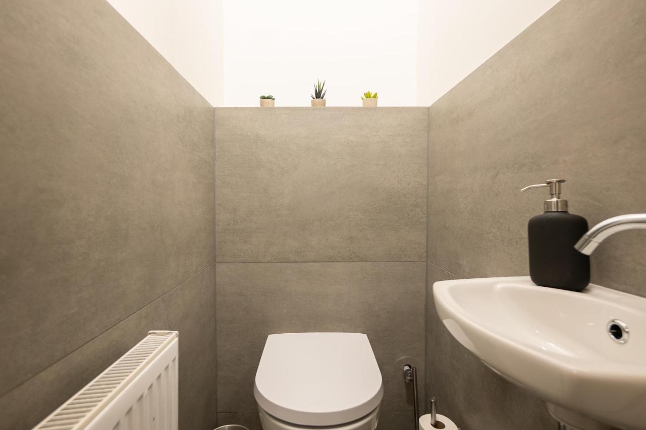 Fully Renovated 2-room Apartment *