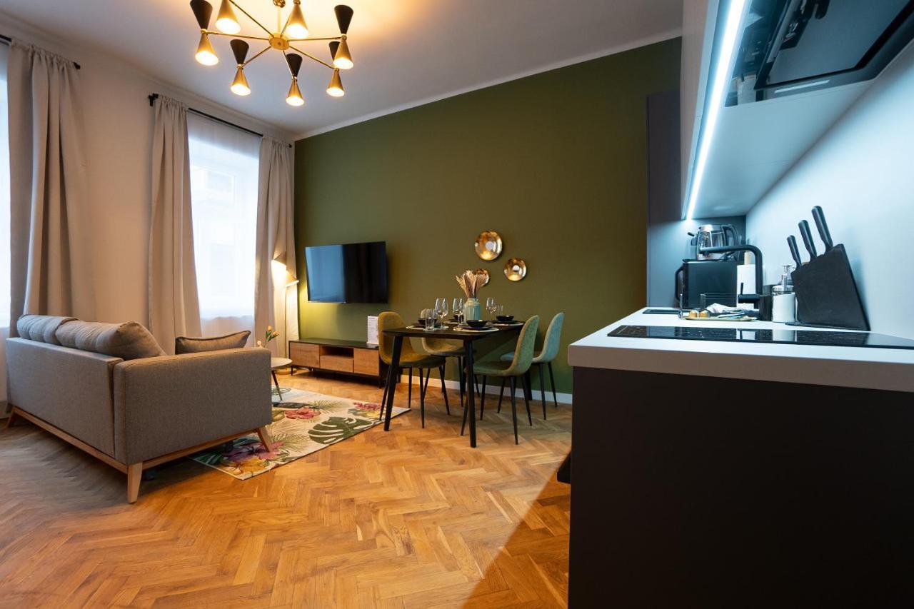 Fully Renovated 2-room Apartment *