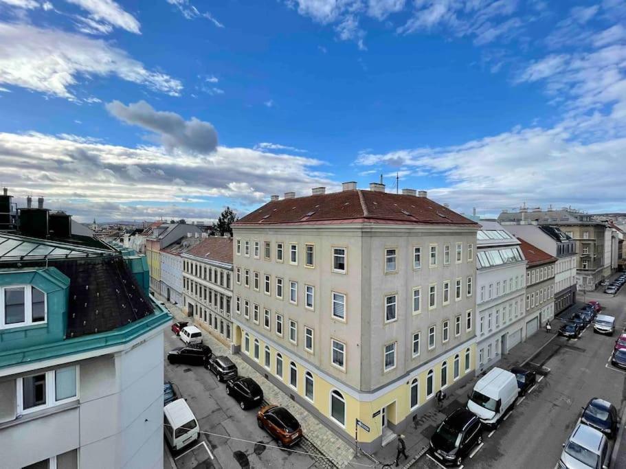 Stylish With Breathtaking Rooftop Views *