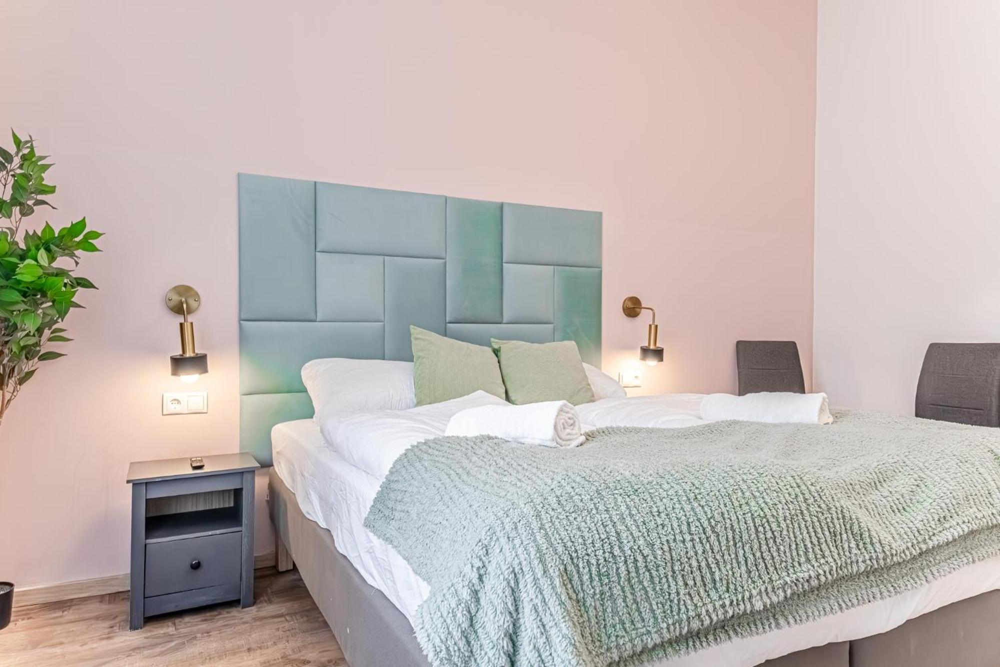 Queen Bed Near Westbahnhof Apartment *