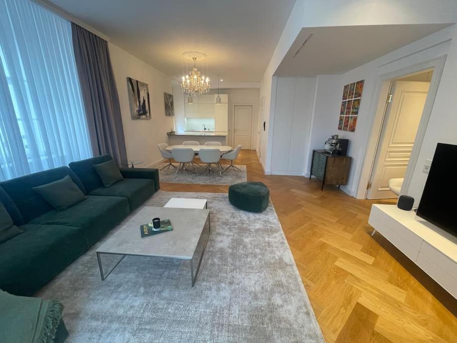 Imperial Living In * Viena