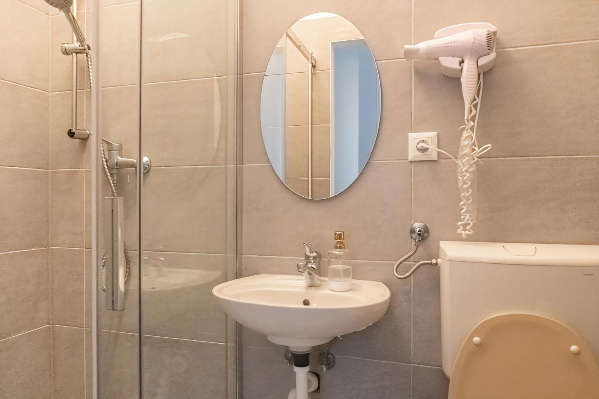 Attractive 2 Bedroom Apt. Near Akh Ideal For Apartment