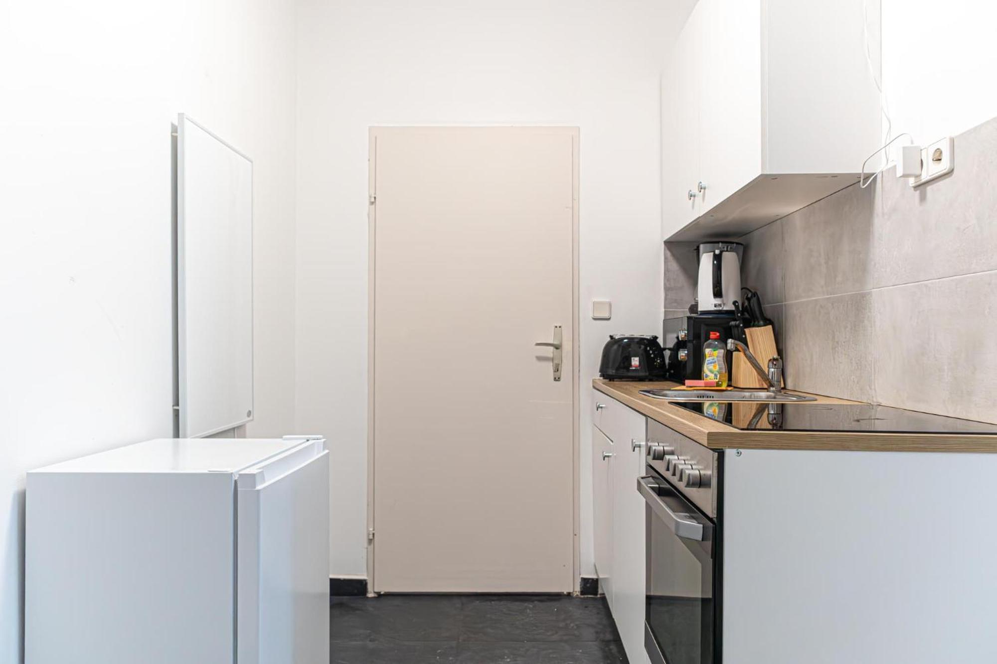 Comfortable Living: 1br W/ Private Garden Apartment