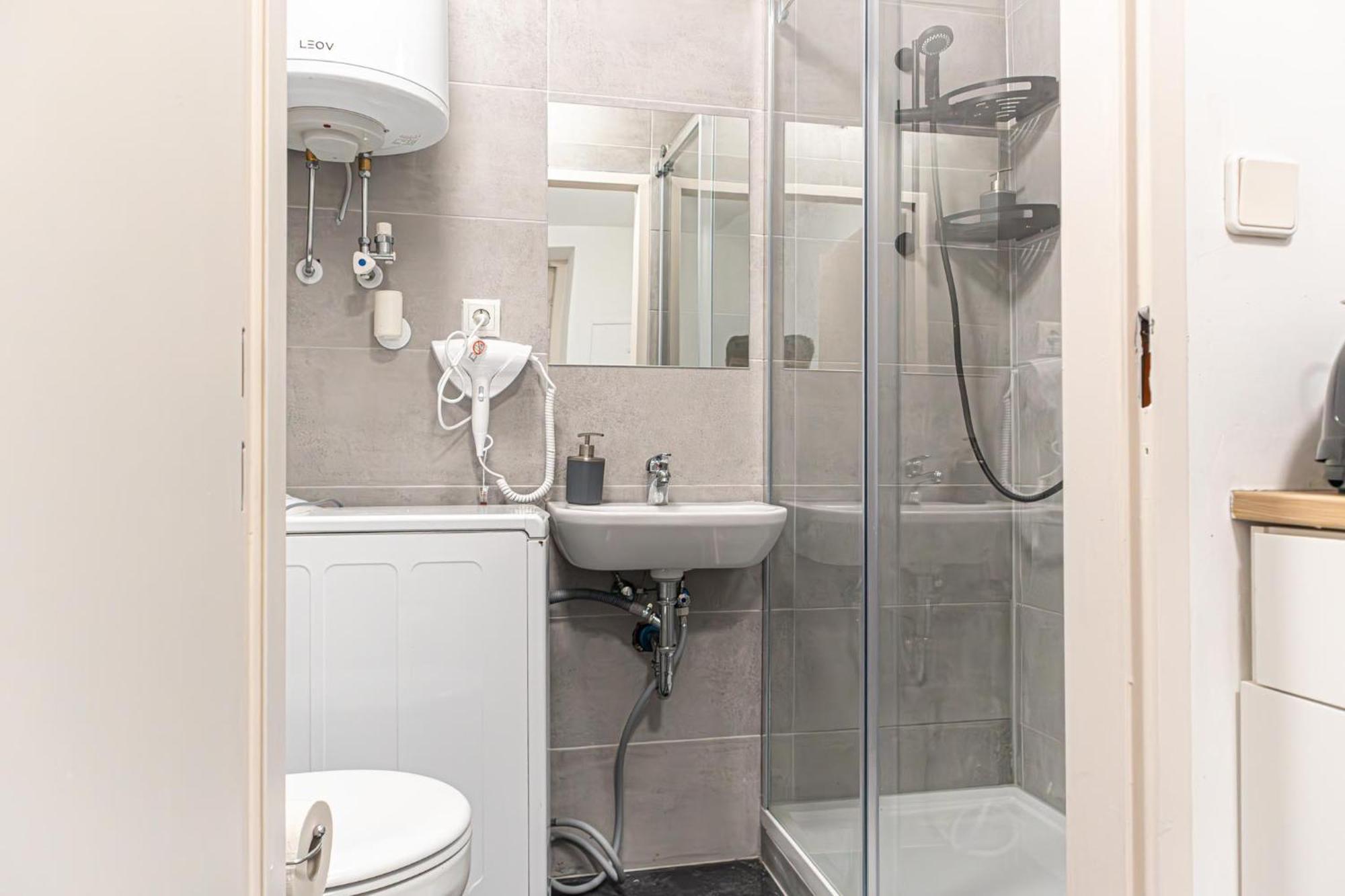 Comfortable Living: 1br W/ Private Garden Apartment