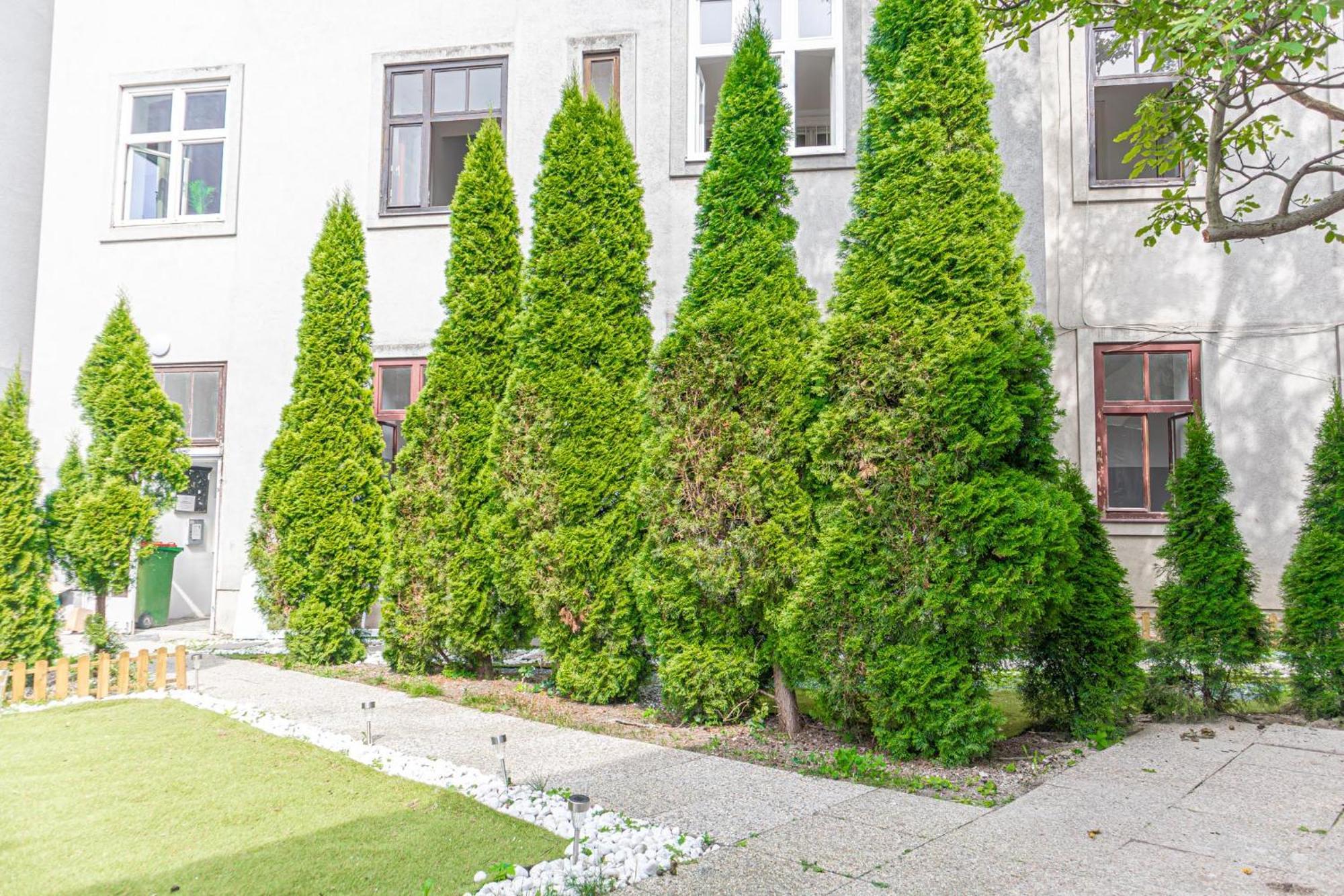 Comfortable Living: 1br W/ Private Garden Apartment