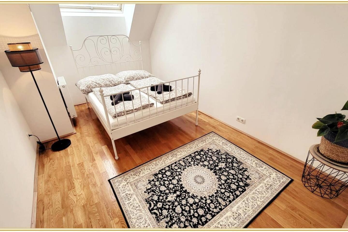Chill Out In Simmering Apartment