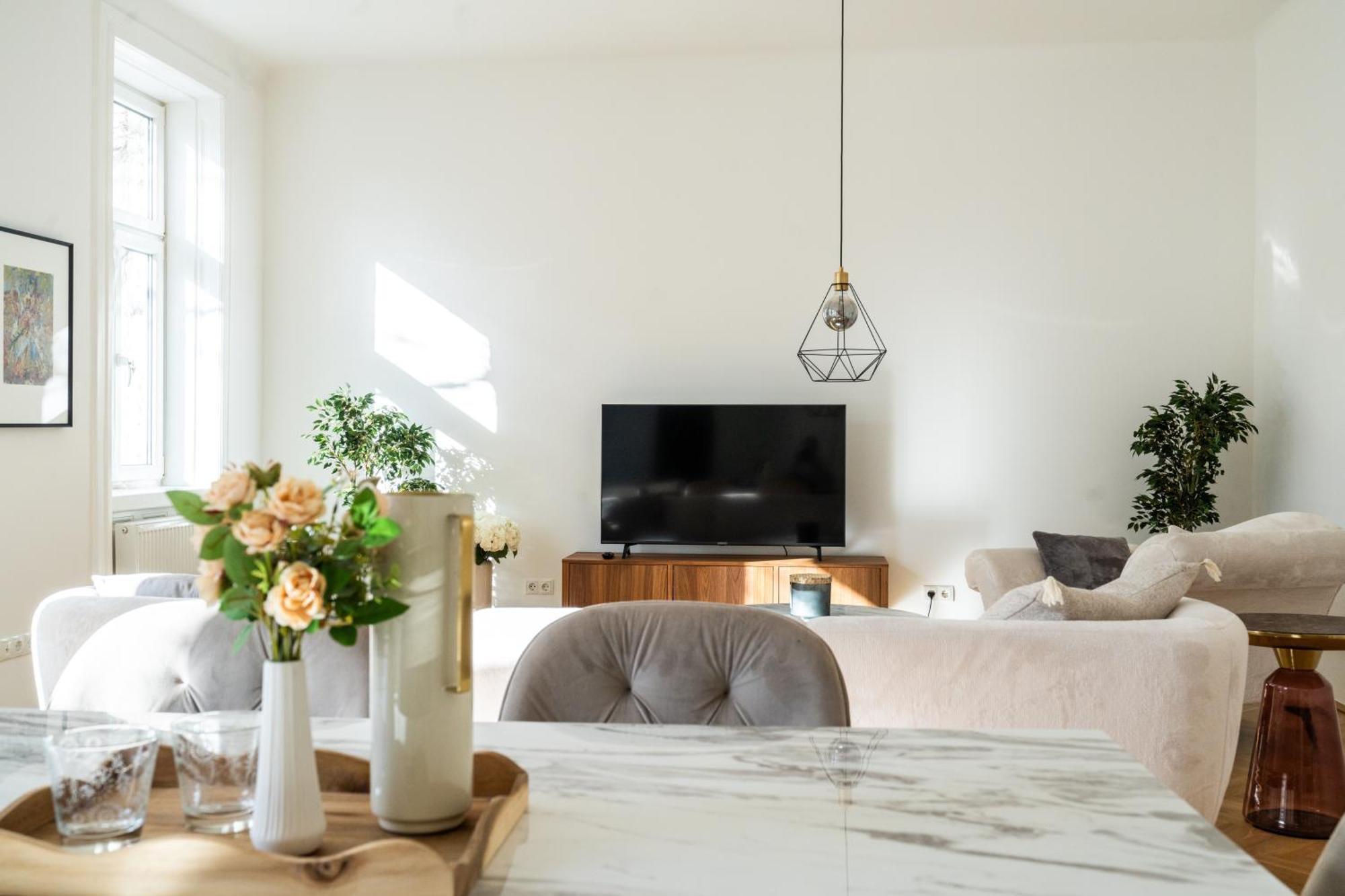 4ty3 - Spacious In The Heart Of The 8th District Is Calling Wien