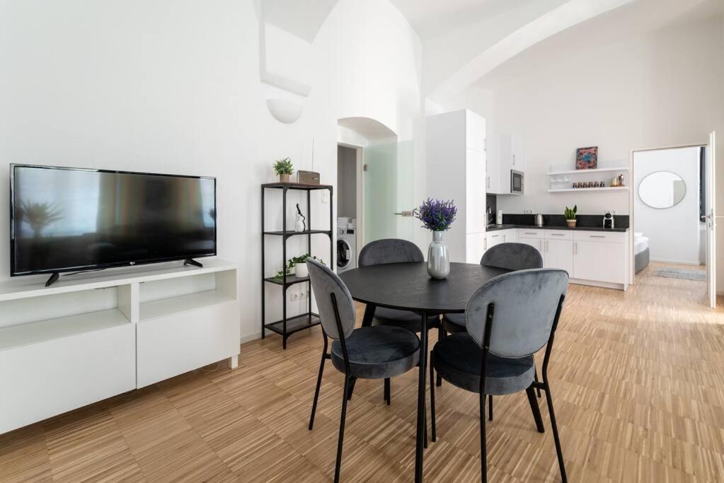 Spacious 2br Near Attractions By Hm Apartment