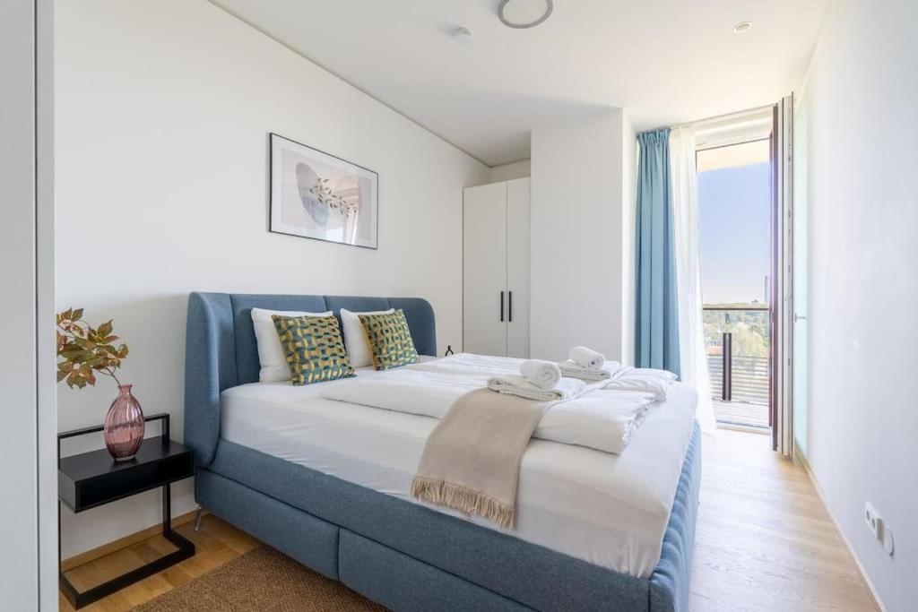 Hm • Modern 1br Vista At Danube Apartment *