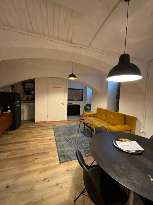 Trendy Souterrain Loft - Near City Center