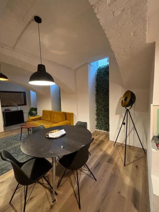 Trendy Souterrain Loft - Near City Center Apartment *