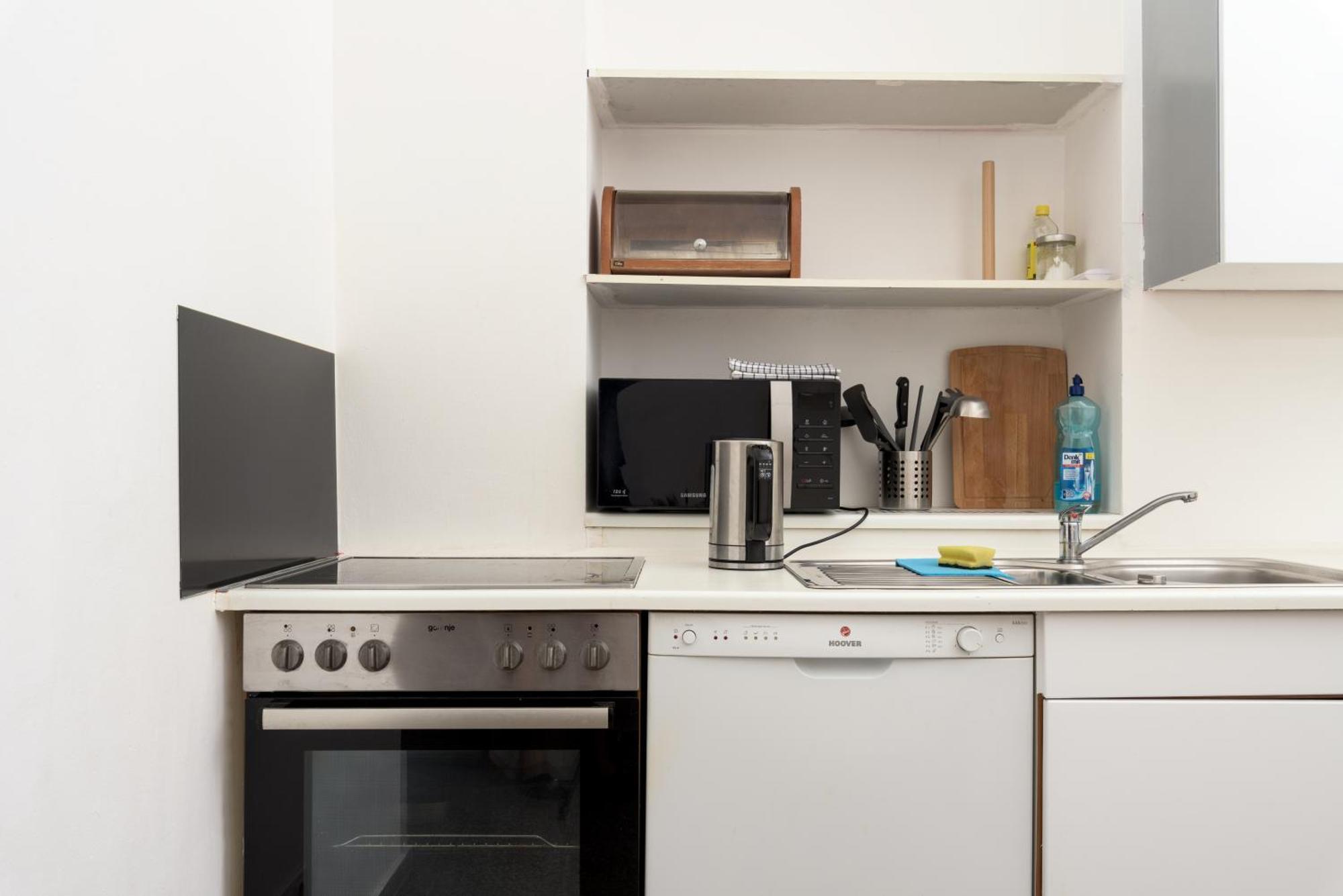 Spacious Austrian Style Close To Center Landstrasse